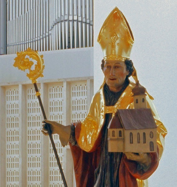 Hl. Wolfgang stehende Figur Wolfgangskirche