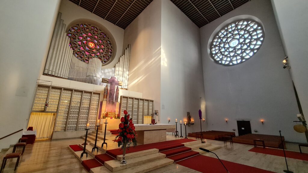 Seitlicher Blick in den Altarraum der Wolfgangskirche Regensburg